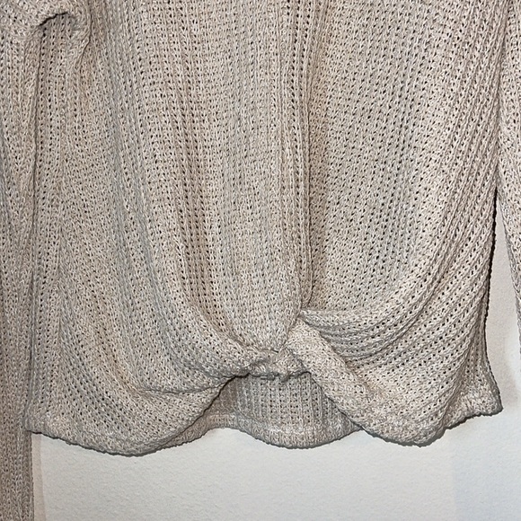 🌹Gilli Knotted Bottom Cream Knit Sweater - Picture 3 of 6